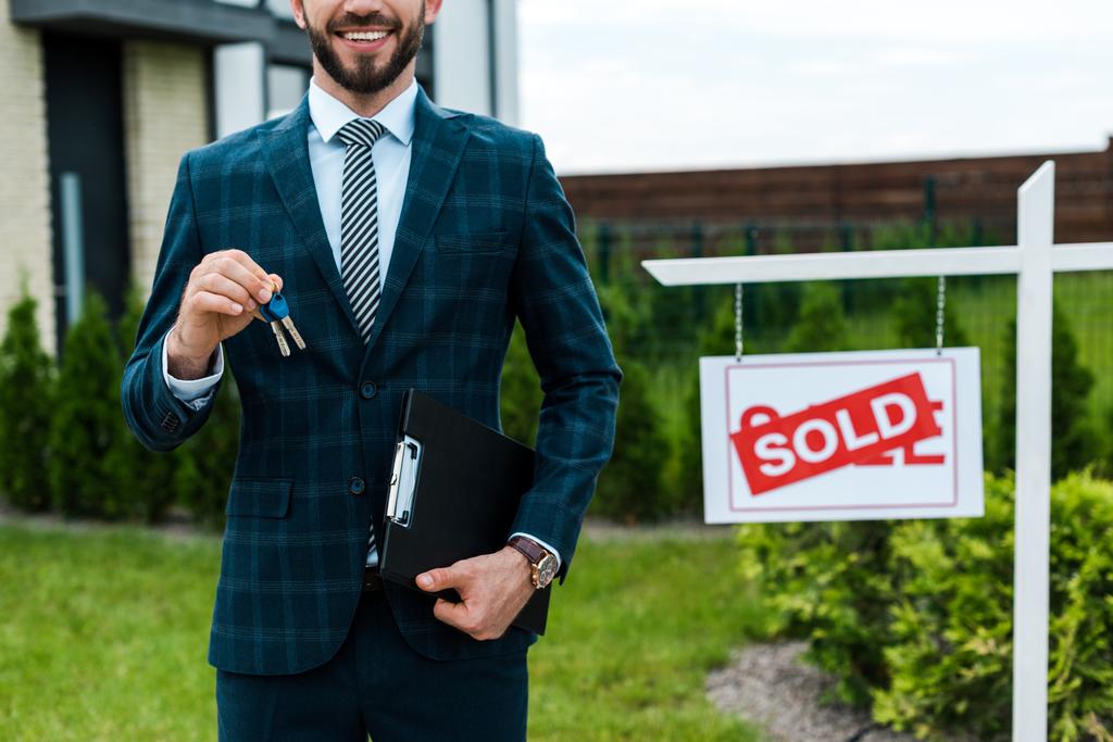 melbourne mortgage broker holding keys